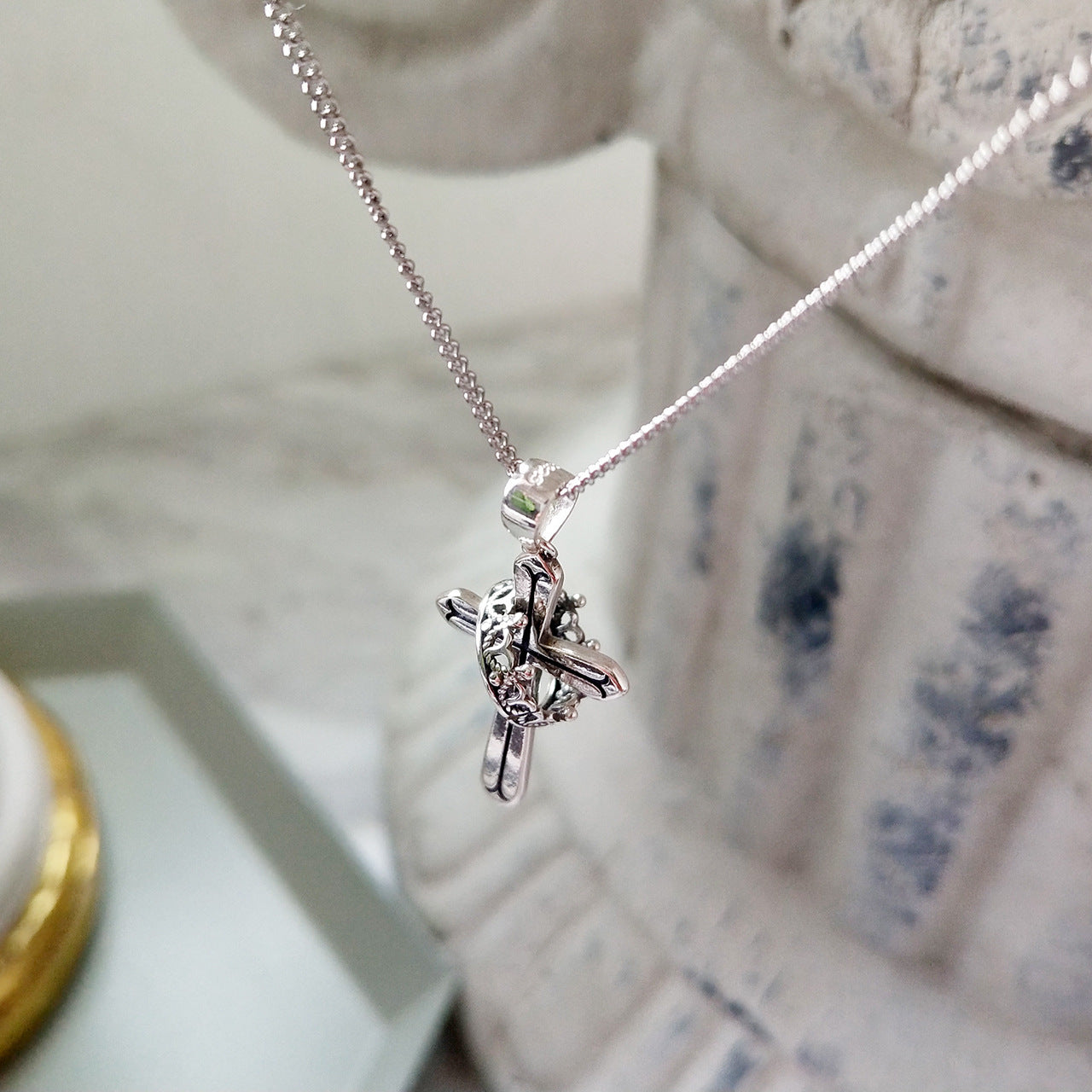 Collar con cadena de bolas y colgante de cruz coronada minimalista de plata de ley 925 bañada en oro para mujer