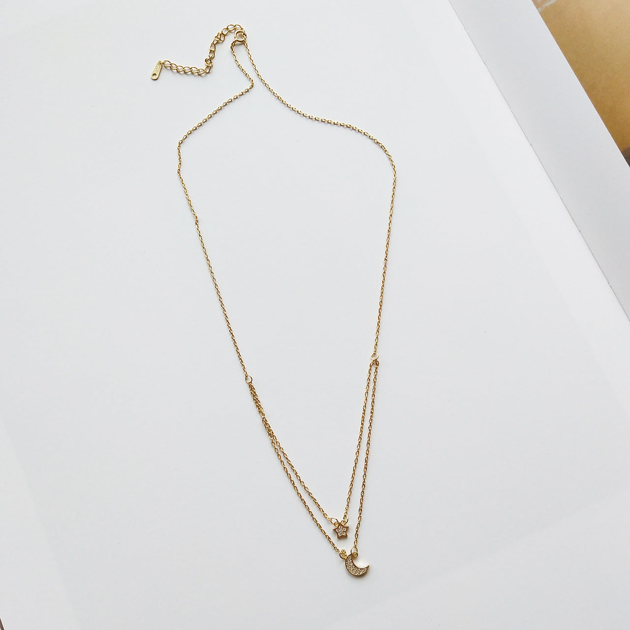 Collana da donna minimalista in argento sterling 925 placcato oro con ciondolo a stella e luna e catena a sfere