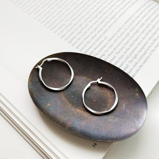 Orecchini da donna geometrici a goccia in argento sterling 925 opaco con intarsio in perla