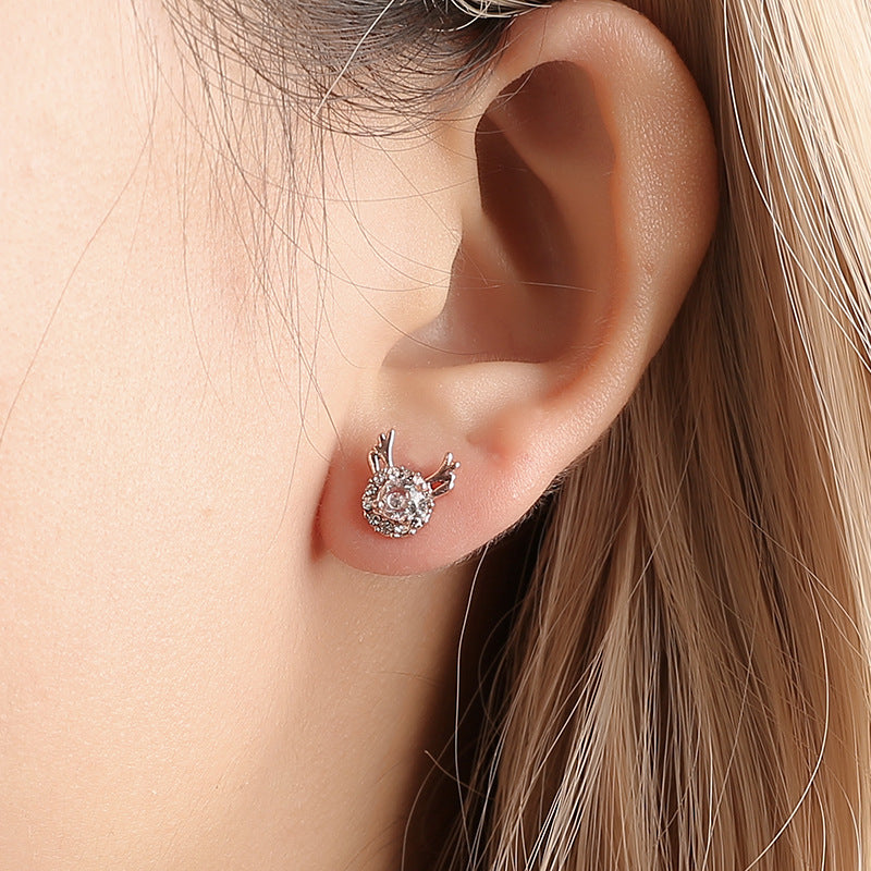 Pendientes minimalistas de astas de ciervo para mujer con acentos de copo de nieve de circonita en cobre chapado y postes de acero inoxidable
