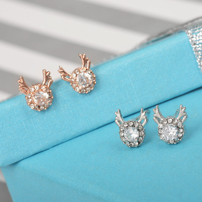 Pendientes minimalistas de astas de ciervo para mujer con acentos de copo de nieve de circonita en cobre chapado y postes de acero inoxidable