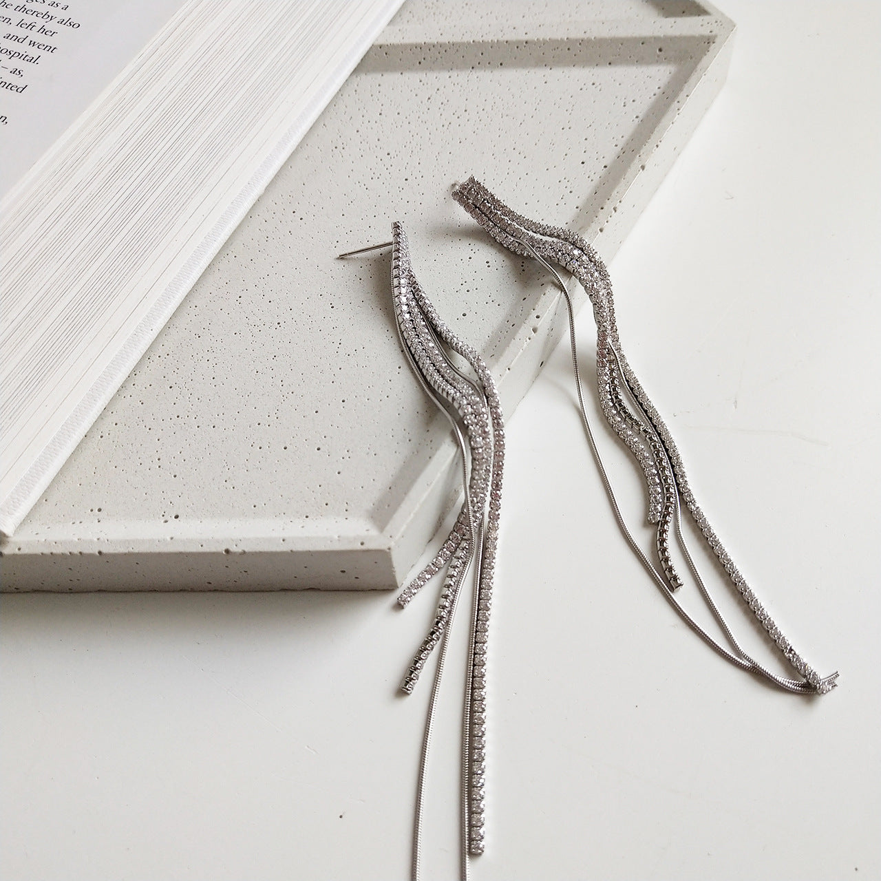 Orecchini a Goccia con Nappa Minimalisti in Argento Sterling 925 con Zirconia Cubica e Intarsio di Perle