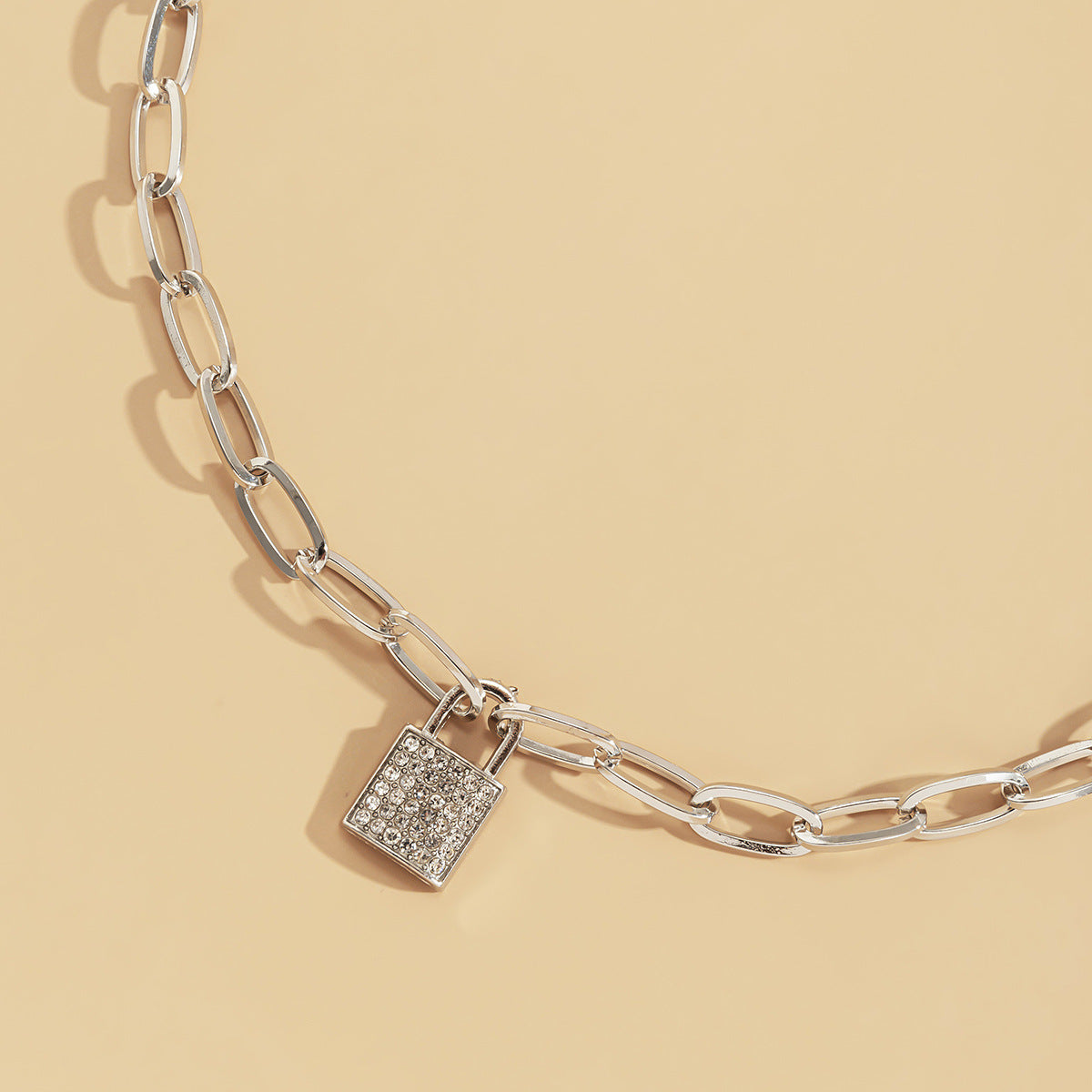 Collana pendente con lucchetto geometrico minimalista da donna con strass micro-incastonati su catena a croce in lega con finitura galvanica