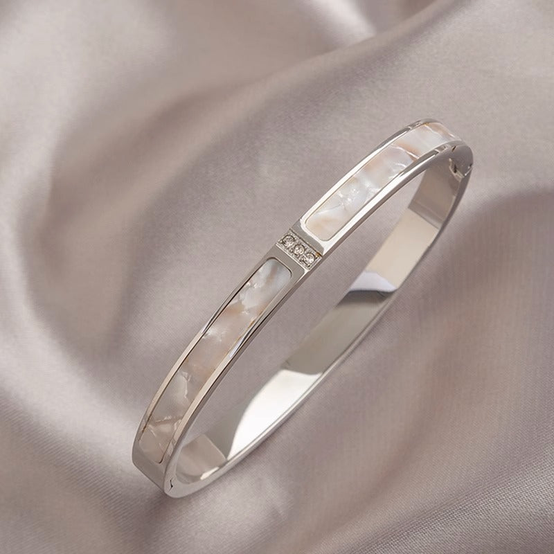 Bracciale Minimalista da Donna in Acciaio al Titanio Placcato Oro Rosa 18K con Guscio Bianco Ovale e Strass