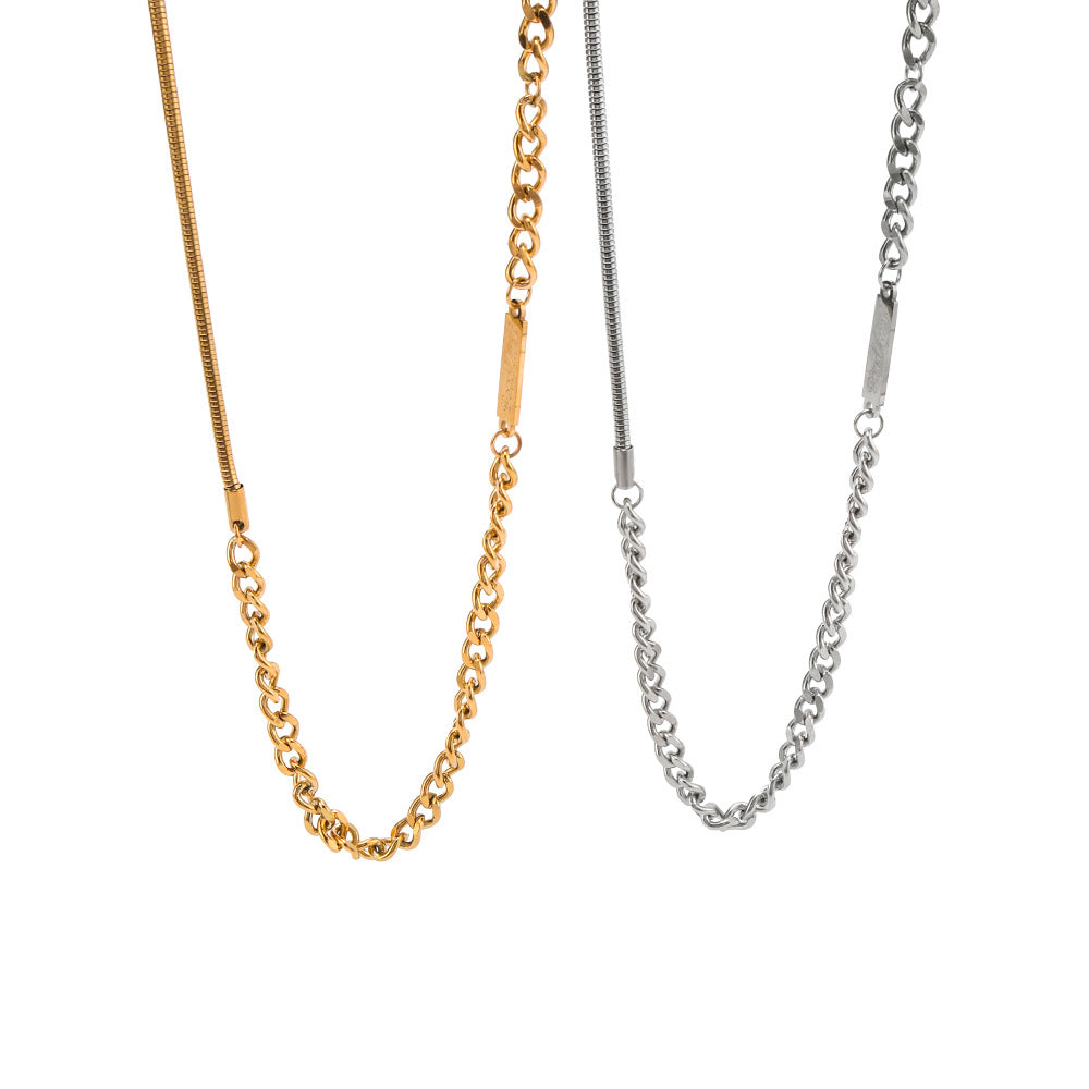 Collana Minimalista a Catena Serpentina Cubana con Ciondolo Rotondo Inciso, Corpo in Acciaio Inossidabile, Ciondolo in Acciaio al Titanio Placcato Oro 18K, Dettagli Floreali e Geometrici, Gioielli da Donna