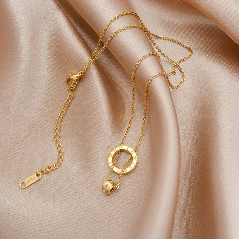 Collana Pendente Minimalista con Numeri Romani per Donne e Uomini in Acciaio Titanio con Placcatura in Oro, Delicata Catena per Clavicole