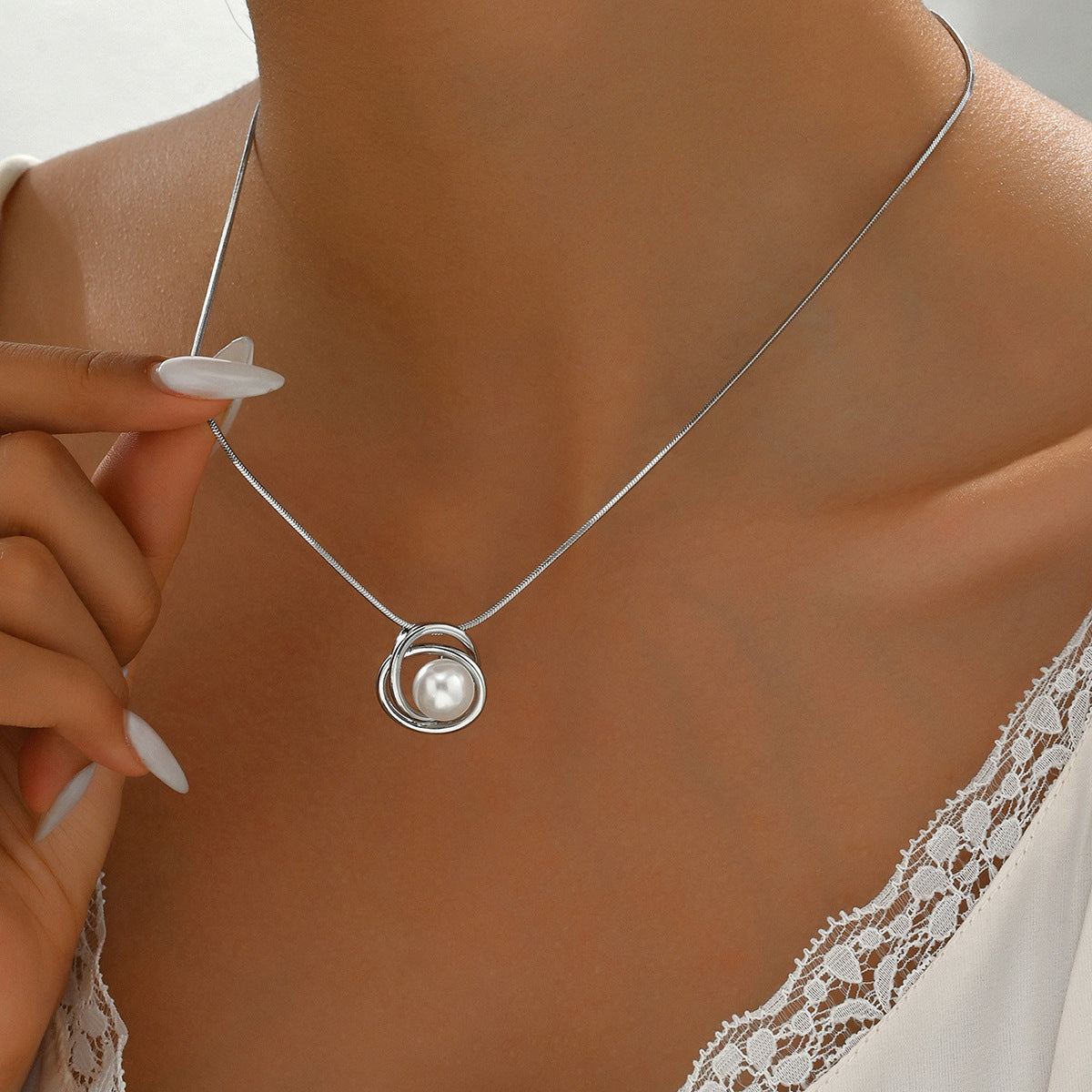 Elegante collar minimalista de cobre con incrustaciones de perlas y diseño geométrico para mujer, con colgante circular entrelazado y delicada cadena de clavícula