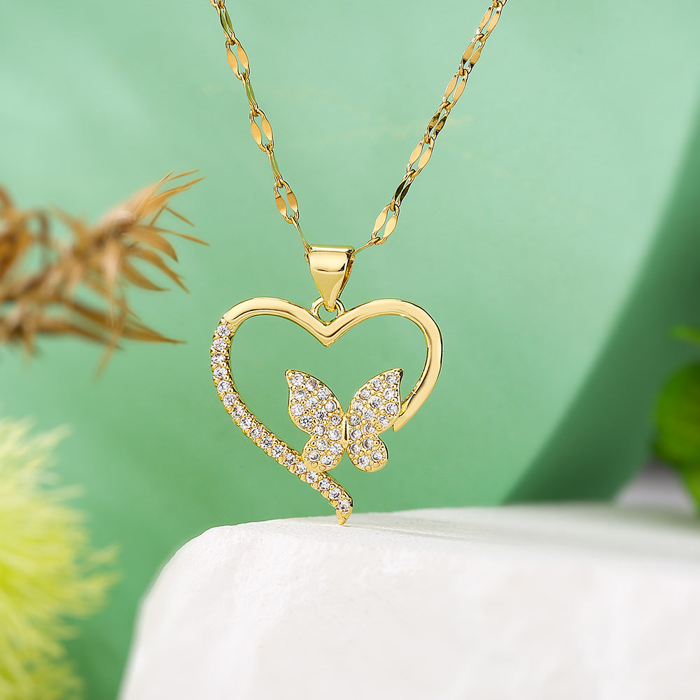 Collana con ciondolo a farfalla e cuore minimalista da donna in rame con placcatura in oro 18 carati e dettagli in zirconi