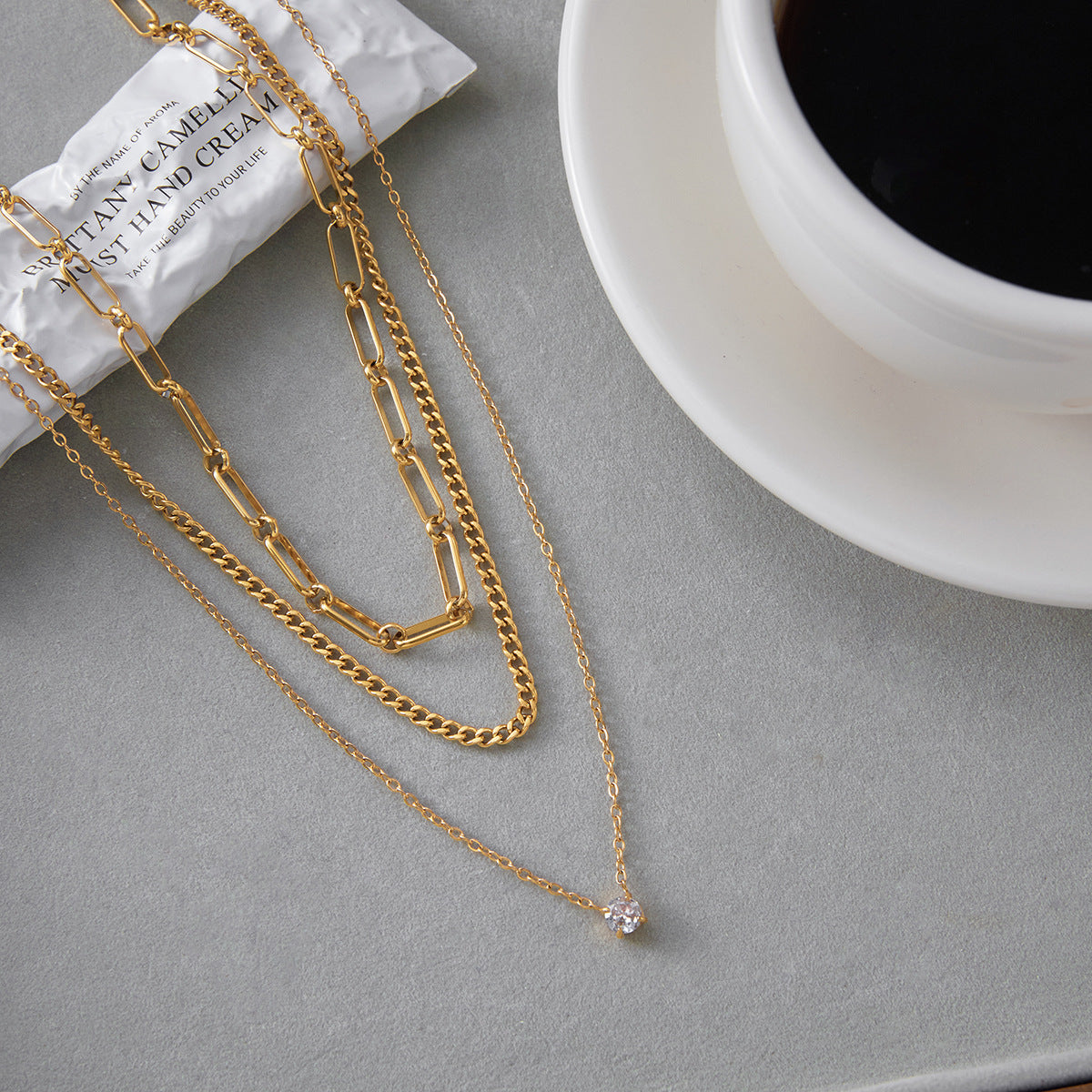 Collar Minimalista Geométrico en Acero de Titanio Laminado en Capas para Mujer con Cadena de Acero Inoxidable