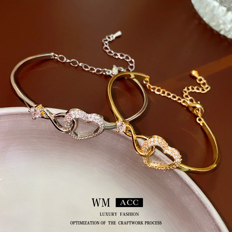 Pulsera minimalista elegante de latón chapado con circonita cúbica y corazón geométrico para mujer