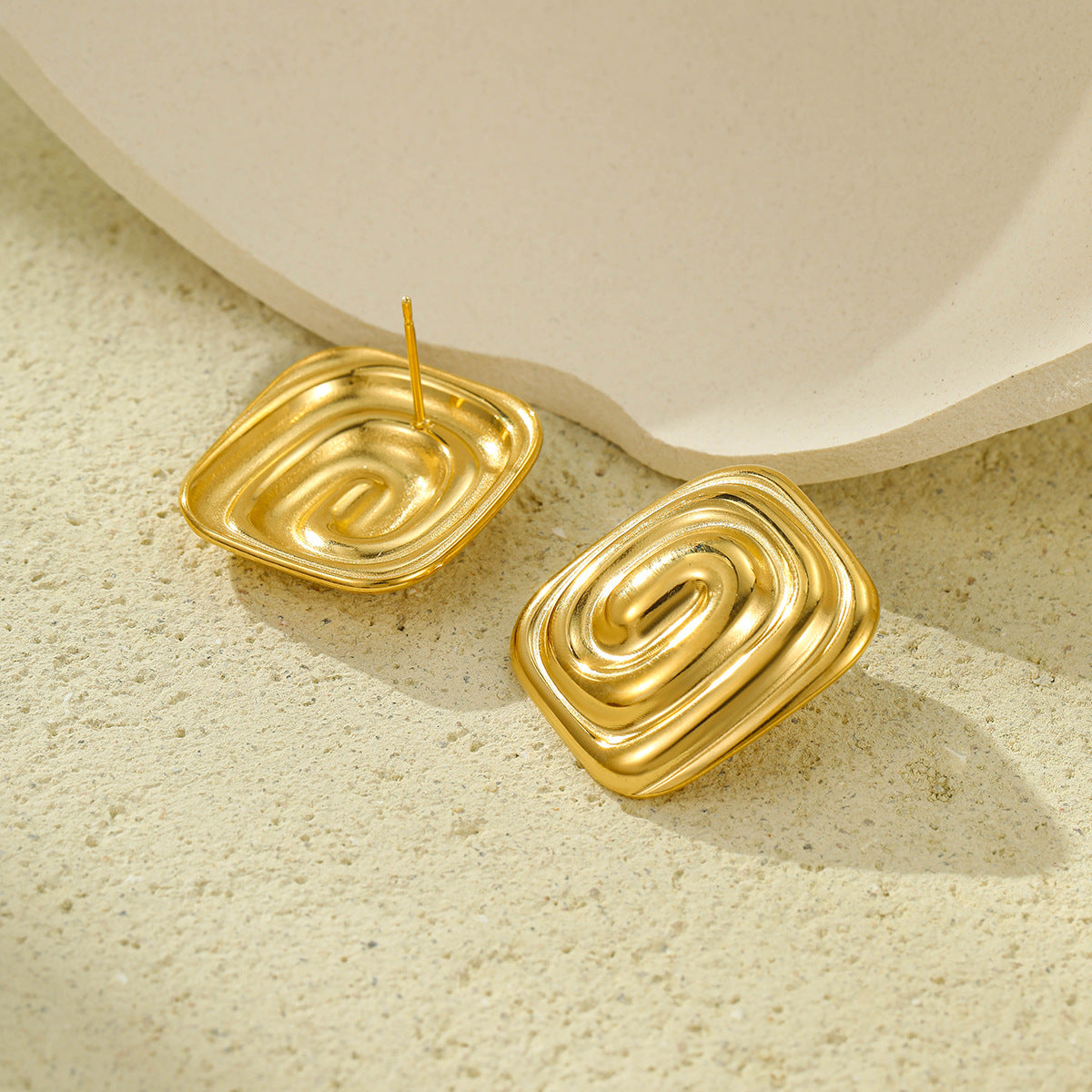 Pendientes de acero de titanio rectangulares vintage con textura en espiral para mujer con baño de oro de 18 quilates