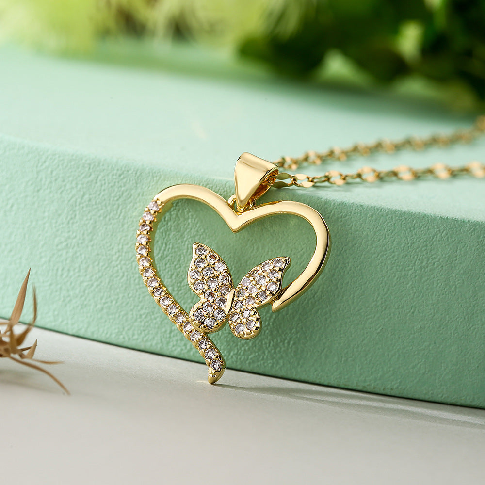 Collana con ciondolo a farfalla e cuore minimalista da donna in rame con placcatura in oro 18 carati e dettagli in zirconi