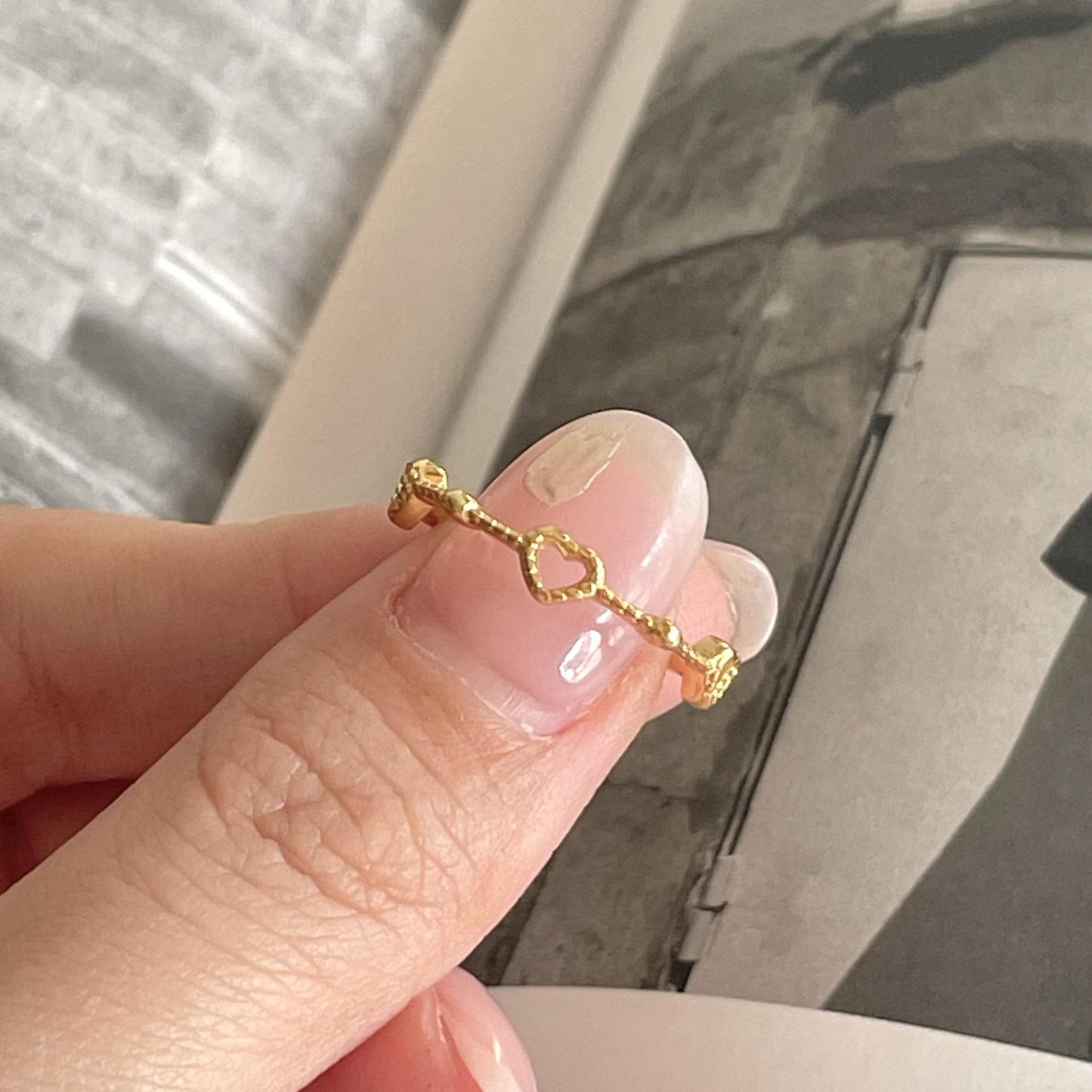 Anillo minimalista de plata de ley S925 con forma de corazón y recubrimiento de resina brillante para mujer