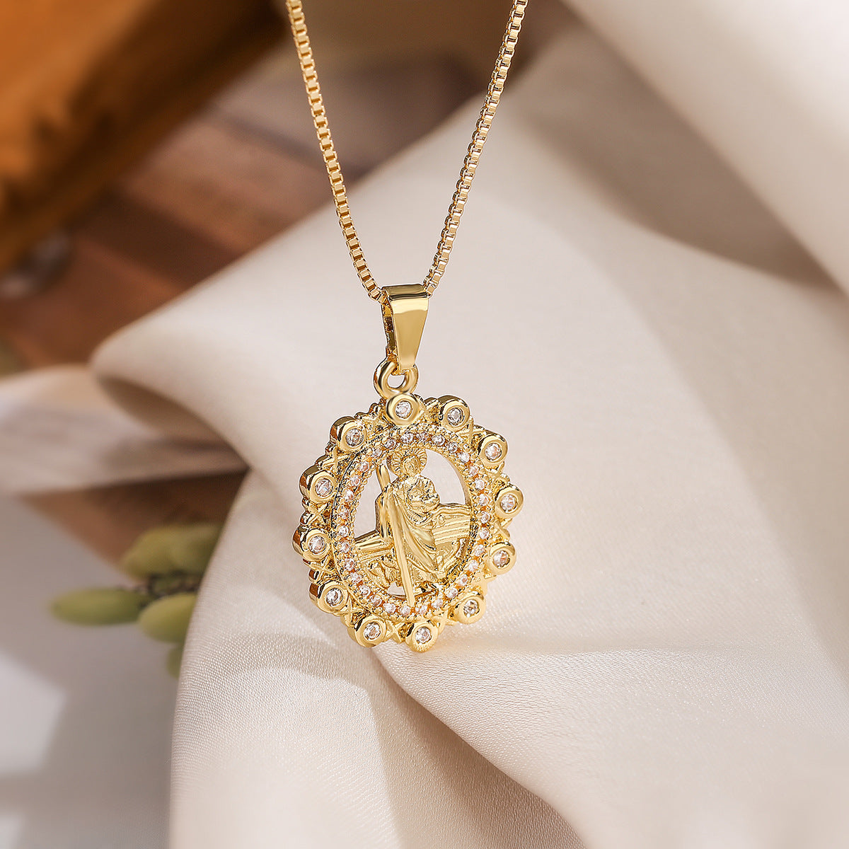 Minimalist Geometric Maria Pendant Necklace for Women in Copper with 18K Gold Plating and Zircon Accents