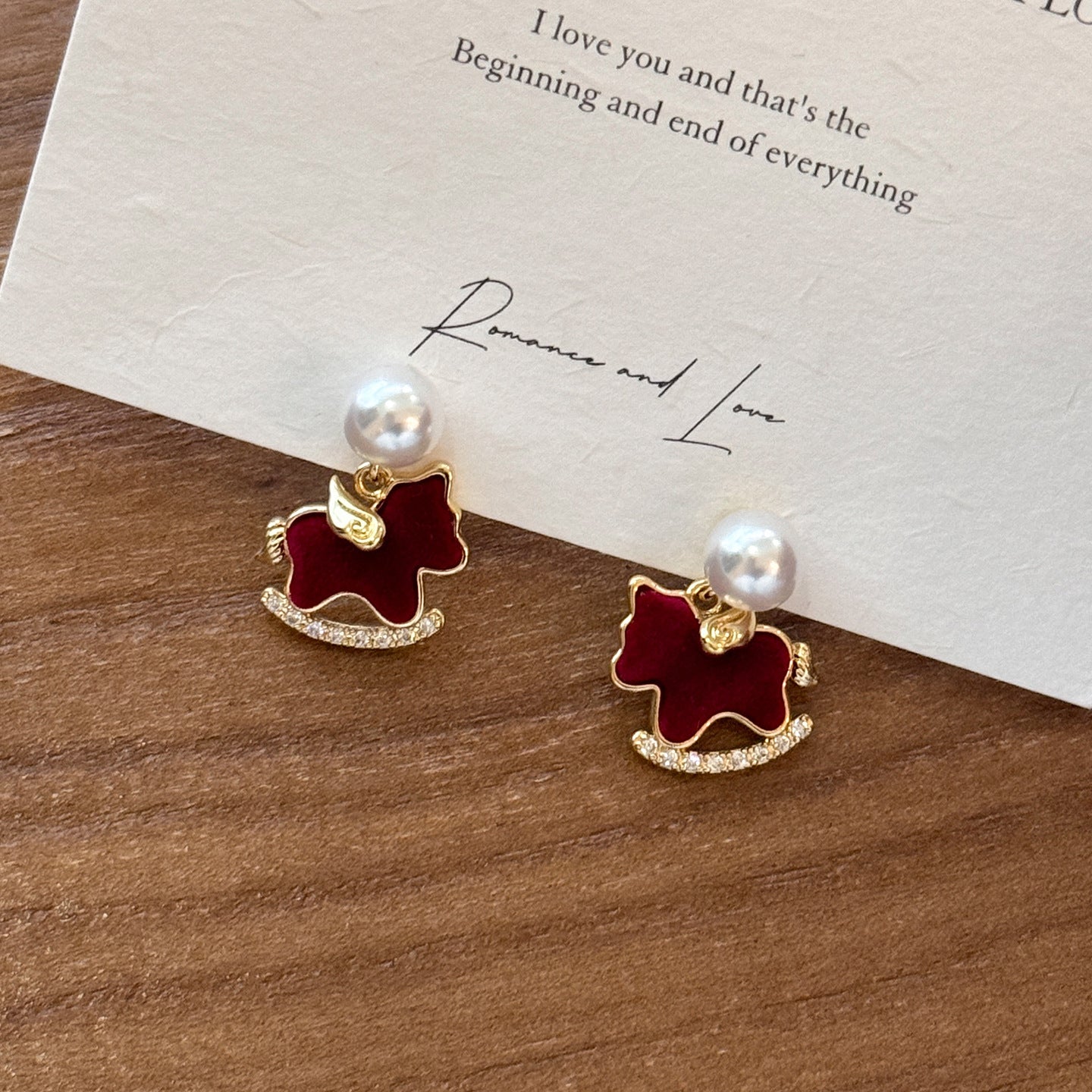 Pendientes de tuerca flocados con forma de caballo estilo lujo con perlas en plata de ley 925 bañada en oro de 18 quilates para mujer