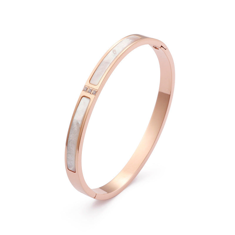 Bracciale Minimalista in Acciaio al Titanio Placcato Oro Rosa con Intarsi in Madreperla Bianca e Tre Strass