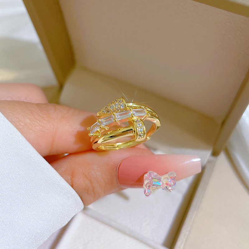 Anillo de Corona Minimalista de Lujo en Latón Plateado para Mujer