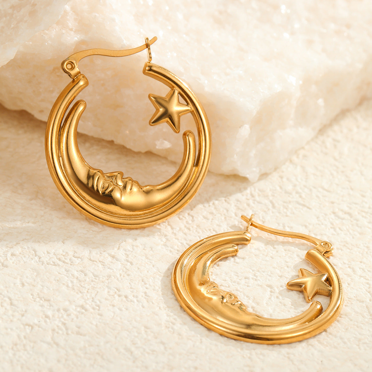Pendientes de aro huecos geométricos en forma de estrella de acero inoxidable vintage con baño de metal para mujer