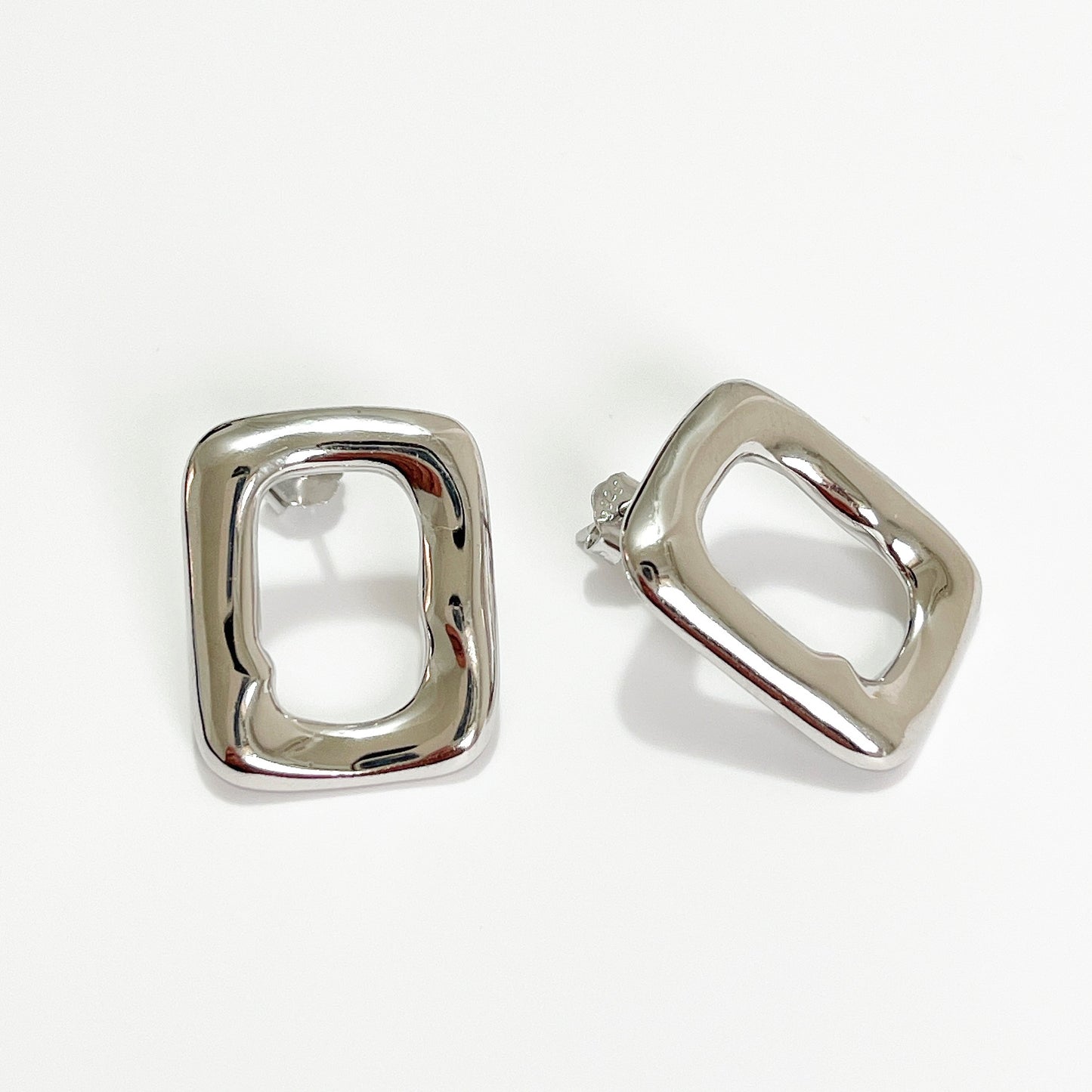 Orecchini Minimalisti in Argento Sterling 925 Placcato Oro Bianco a Forma di Rettangolo Irregolare a Goccia con Intarsio di Perle