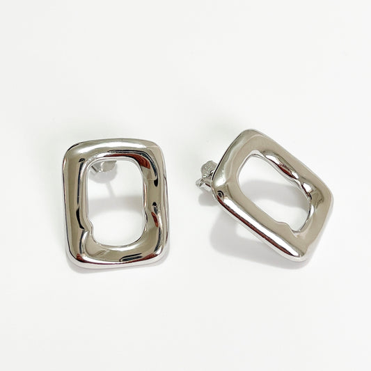 Pendientes Minimalistas de Plata de Ley 925 Bañados en Oro Blanco con Diseño Irregular de Rectángulo, Lágrima y Perla Incrustada