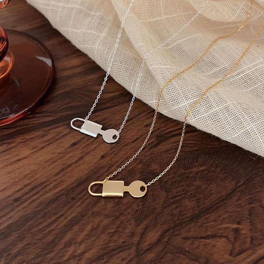 Collar con colgante de candado y llave geométrico minimalista de plata de ley 925