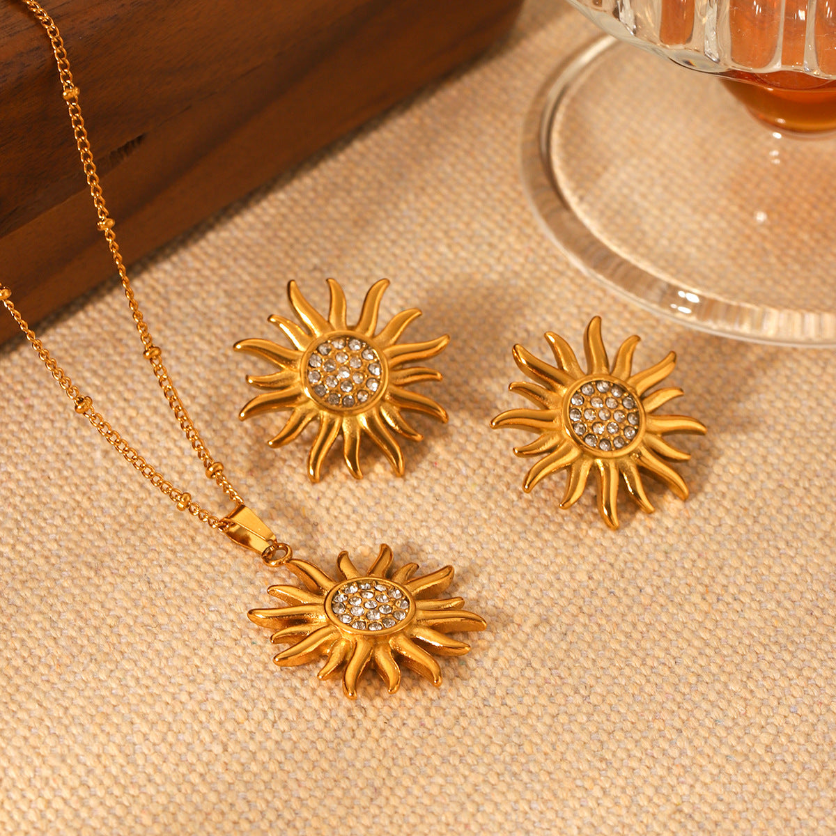 Collana con Ciondolo a Girasole in Acciaio Inossidabile Placcato Oro 18 carati Stile Instagram con Intarsio di Strass da Donna