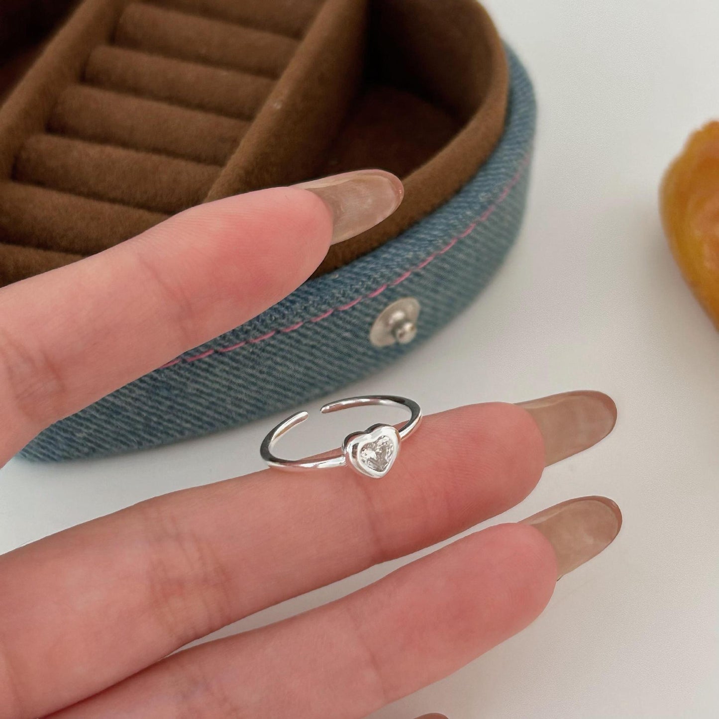 Anello Minimalista a Cuore in Argento Sterling 925 con Intarsio di Zirconi da Donna