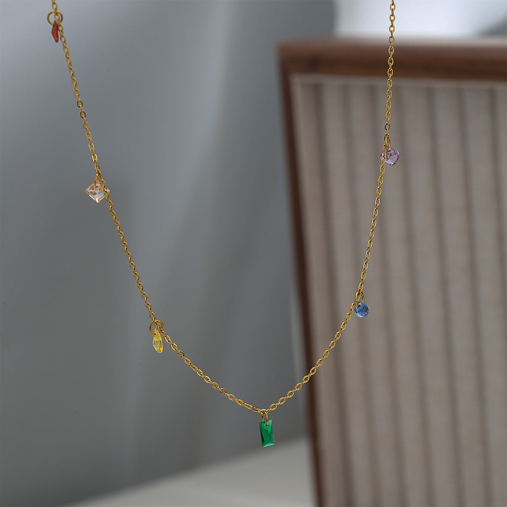 Collana da donna a forma di U minimalista con strass arcobaleno in acciaio inossidabile, finitura placcata e catena a O