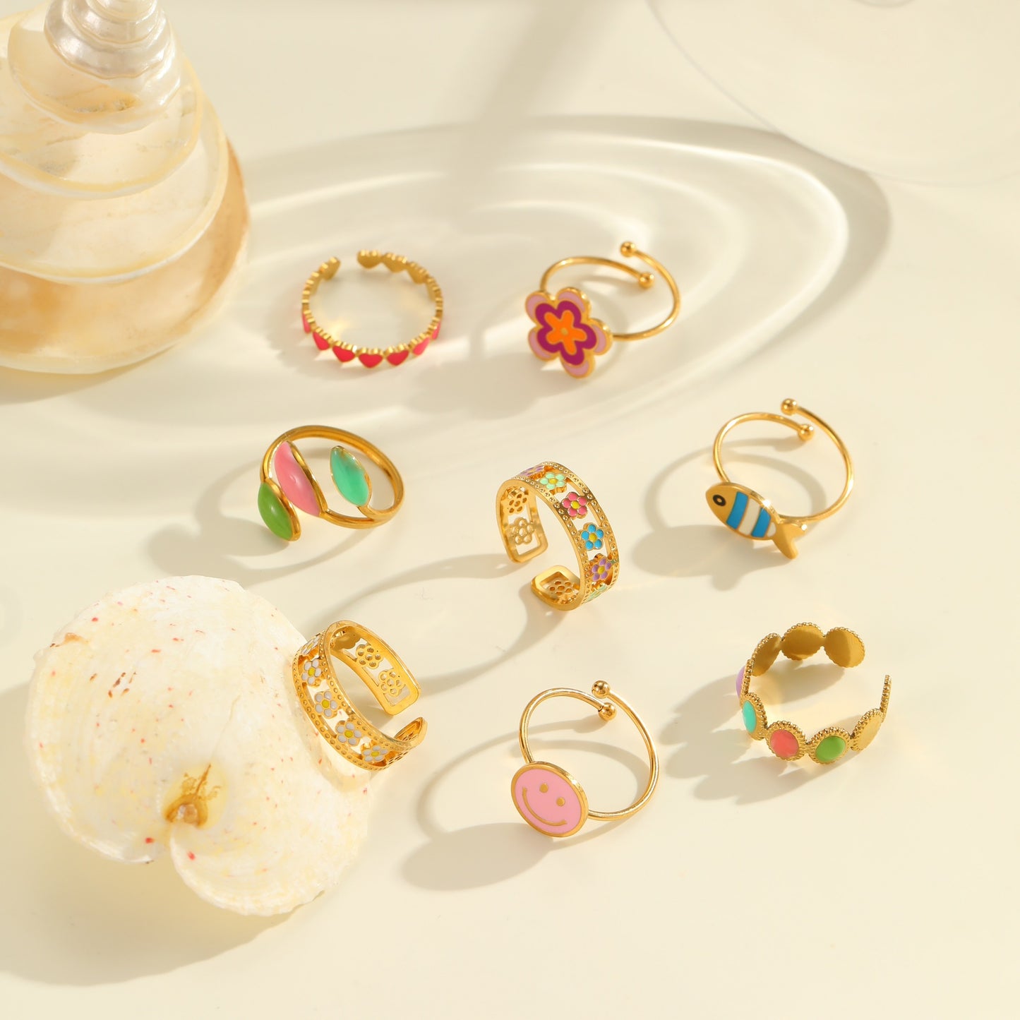 Anillo de Acero Inoxidable con Esmalte Floral Minimalista y Baño de Oro de 18K, Banda Abierta Ajustable para Mujer