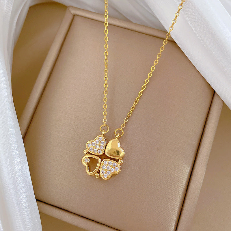 Collar con colgante de corazón y trébol de cuatro hojas estilo dibujo animado en acero titanio con incrustaciones completas de diamantes de imitación para mujeres y hombres