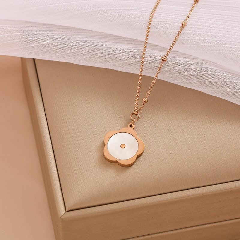 Originale Collana con Pendente a Forma di Trifoglio in Acciaio al Titanio con Intarsio di Strass su Catena a O per Uomini e Donne