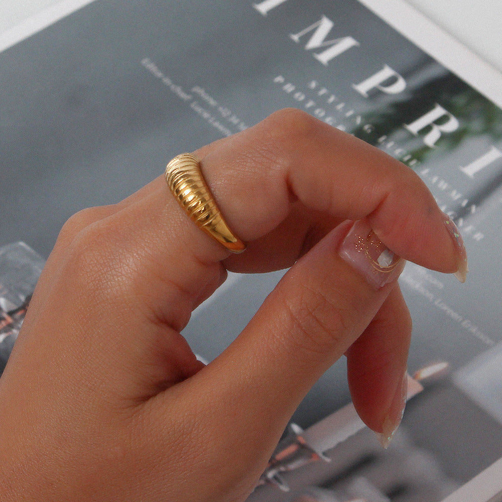 Anillo de acero inoxidable geométrico minimalista de moda con chapado en oro de 18 quilates para mujer