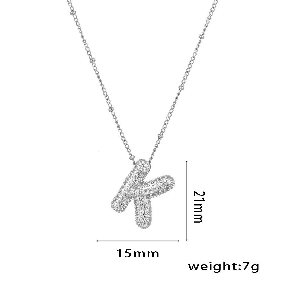 Collana da Donna con Ciondolo a Lettera, Design Geometrico Minimalista, in Ottone Placcato Oro con Zirconi Micro-Pavé