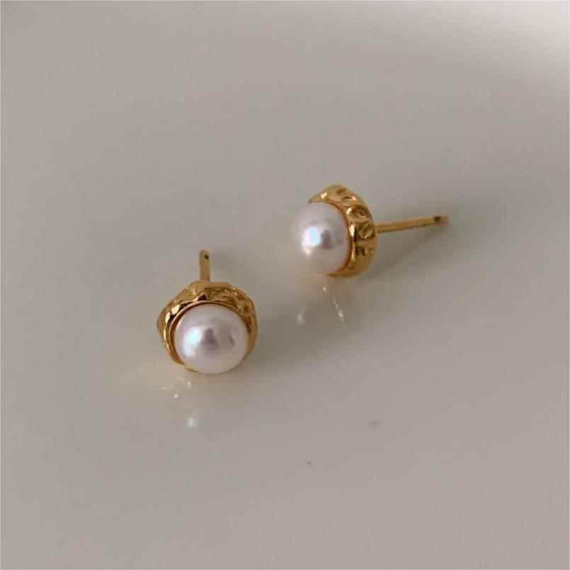 Minimalist Korean-Style Asymmetrical Pearl Stud Earrings in 925 Sterling Silver with Geometric Beveled Cubic Design