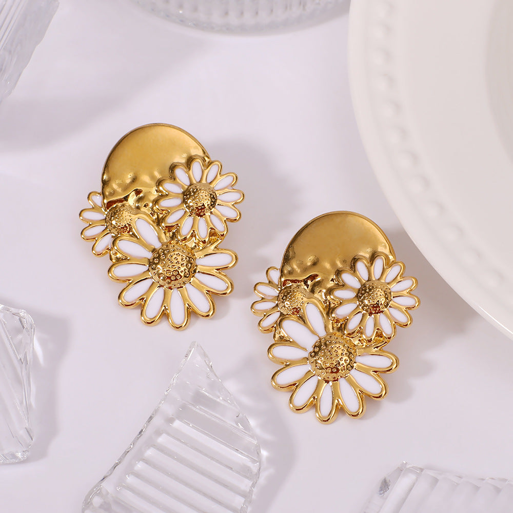 Orecchini a perno minimalisti a forma di margherita in acciaio inossidabile placcati oro 18 carati da donna