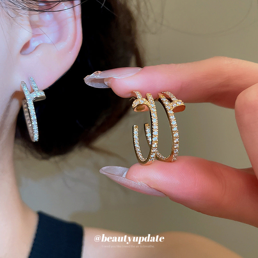 Orecchini a perno geometrici minimalisti a C in zirconia per donna con perni in argento placcato oro e base in rame