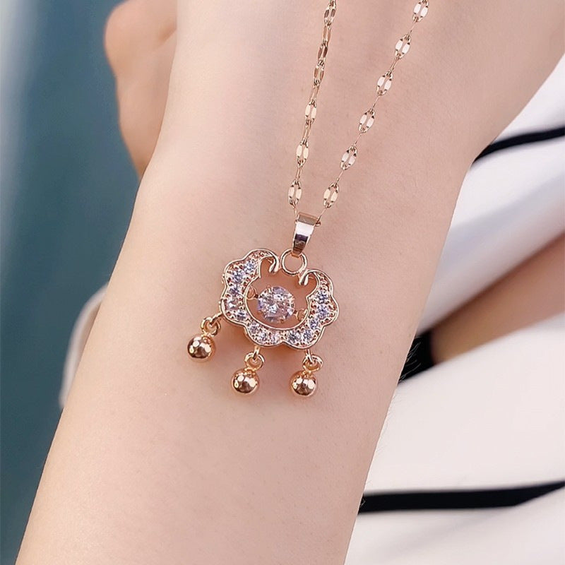 Collana con pendente floreale irregolare dal design originale in acciaio al titanio con finitura galvanica su catena a O, unisex