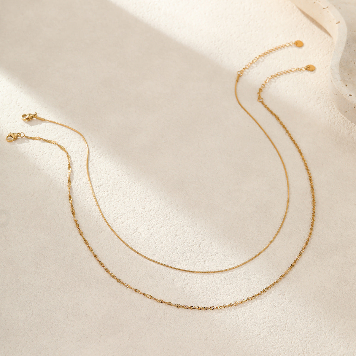 Collar multicapa de acero inoxidable chapado en oro de 18 quilates con diseño geométrico para mujer, estilo "Fashion OL"