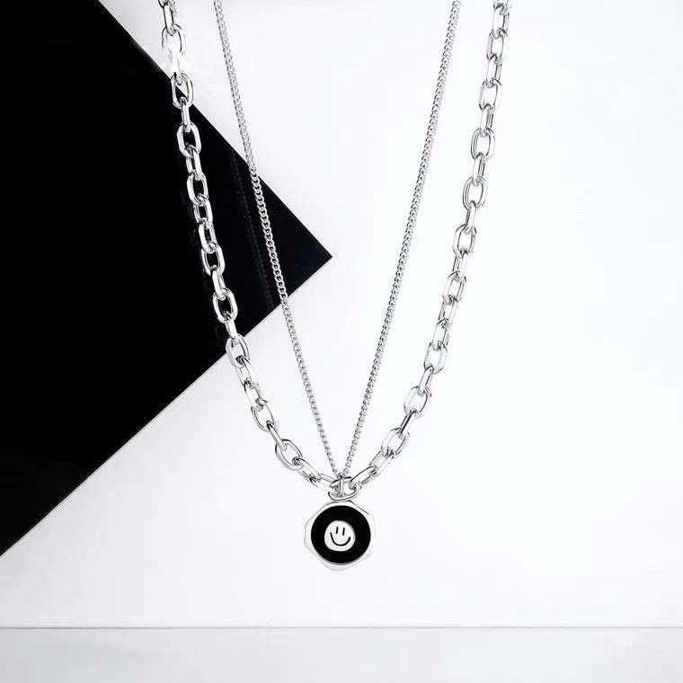 Collana pendente con faccina sorridente geometrica minimalista da donna in acciaio al titanio, catena lunga a strati per maglione