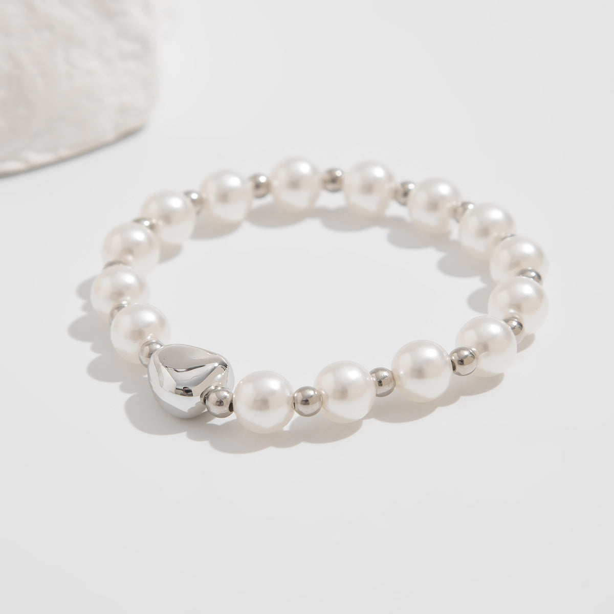 Bracciale da donna vintage con perline irregolari stropicciate in lega con finitura galvanizzata