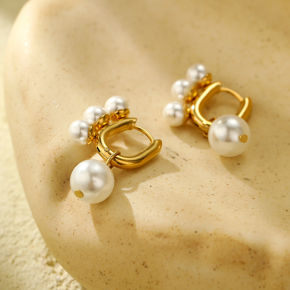 Pendientes Minimalistas de Perlas en Forma de U para Mujer de Acero Titanio con Acabado Chapado