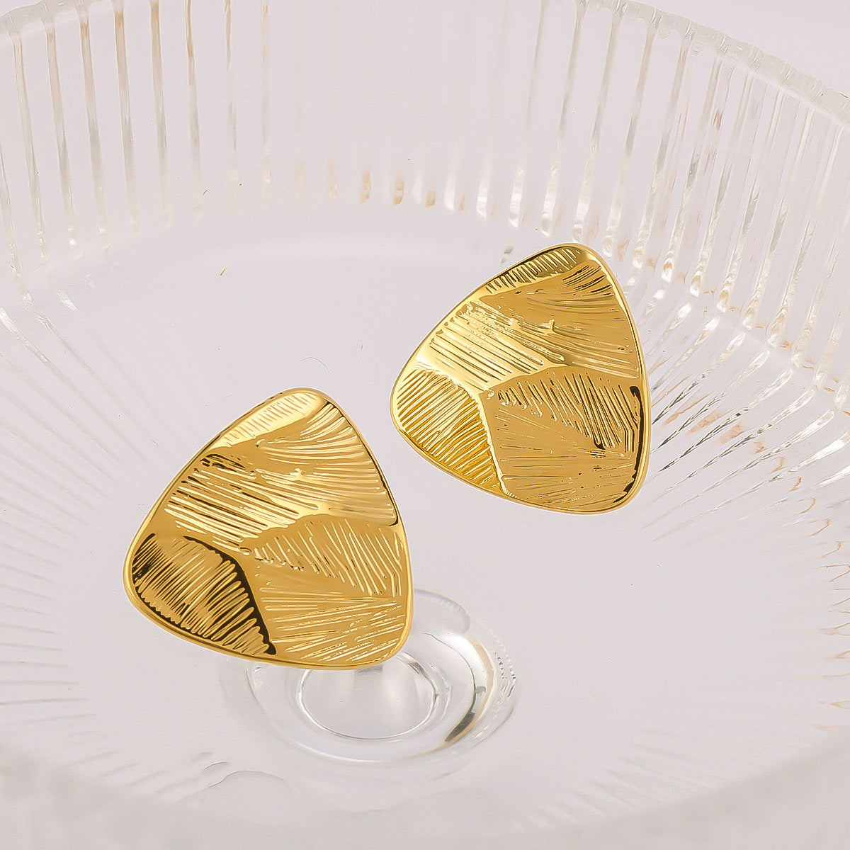 Orecchini geometrici in acciaio al titanio con placcatura in oro 18 carati, design a triangolo testurizzato, ipoallergenici e resistenti allo sbiadimento