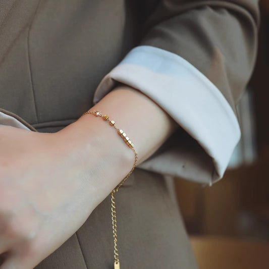 Bracciale Minimalista Quadrato in Acciaio Inossidabile Titanio Placcato con Ciondolo a Foglia per Donna e Uomo