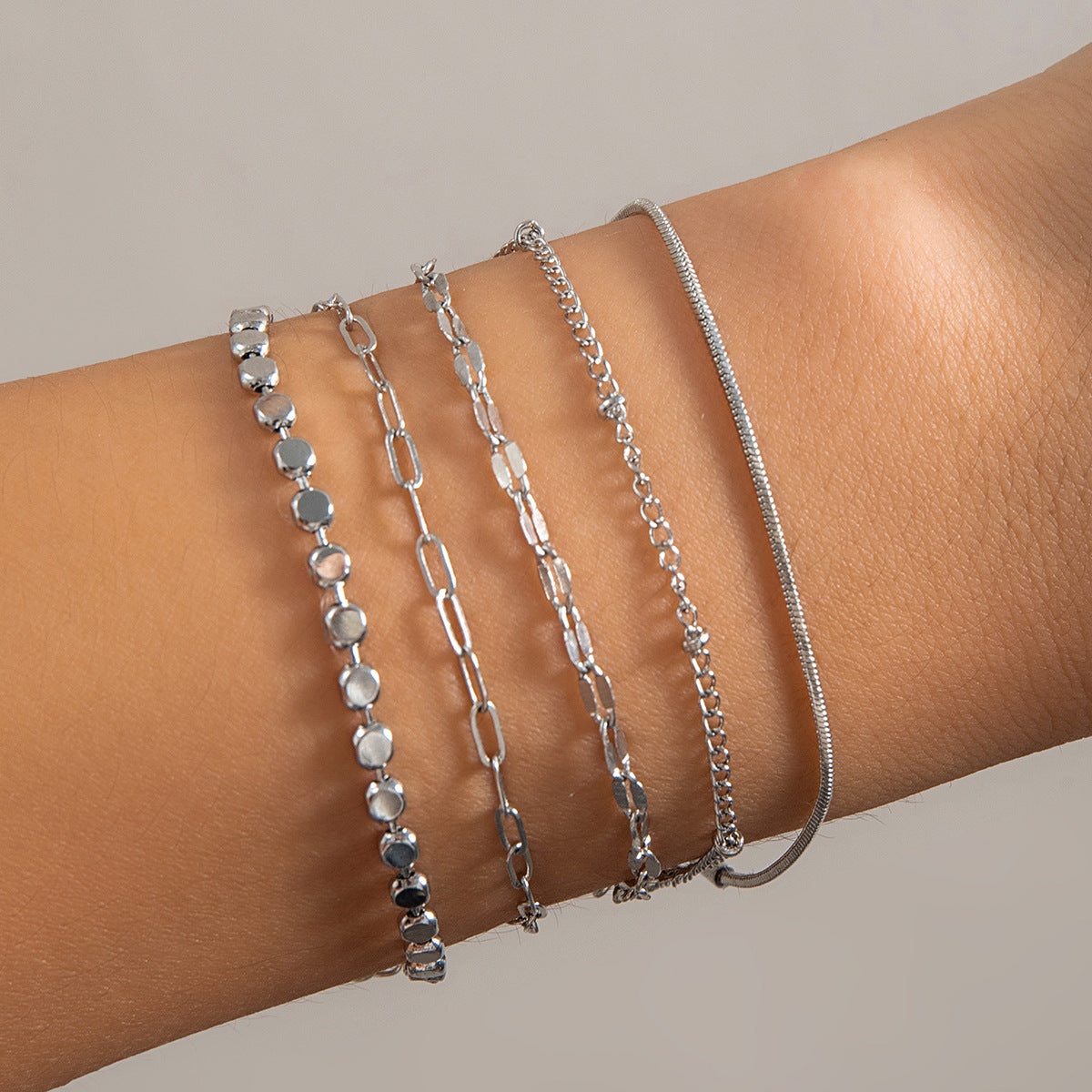 Bracciale Minimalista con Maglie Cubane Placcato Oro per Donne con Chiusura a Spillo