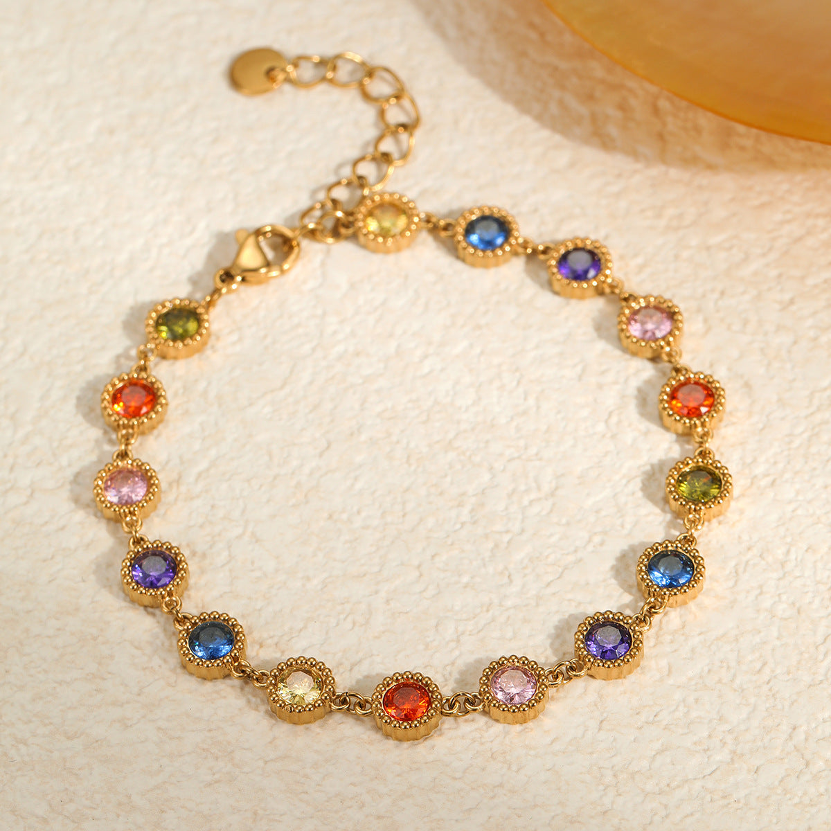 Braccialetto alla moda in acciaio al titanio geometrico da donna, con accenti di zirconi colorati e placcatura in oro 18K