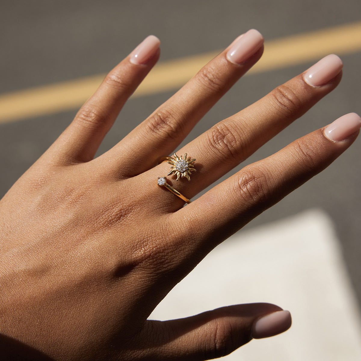 Anello da donna in acciaio al titanio placcato con motivo a sole geometrico e zirconi