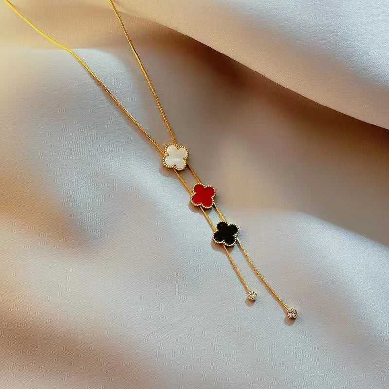 Collana da donna Minimalista Lusso con Pendente Trifoglio in Acciaio al Titanio, Finitura Placcata e Catena Snake