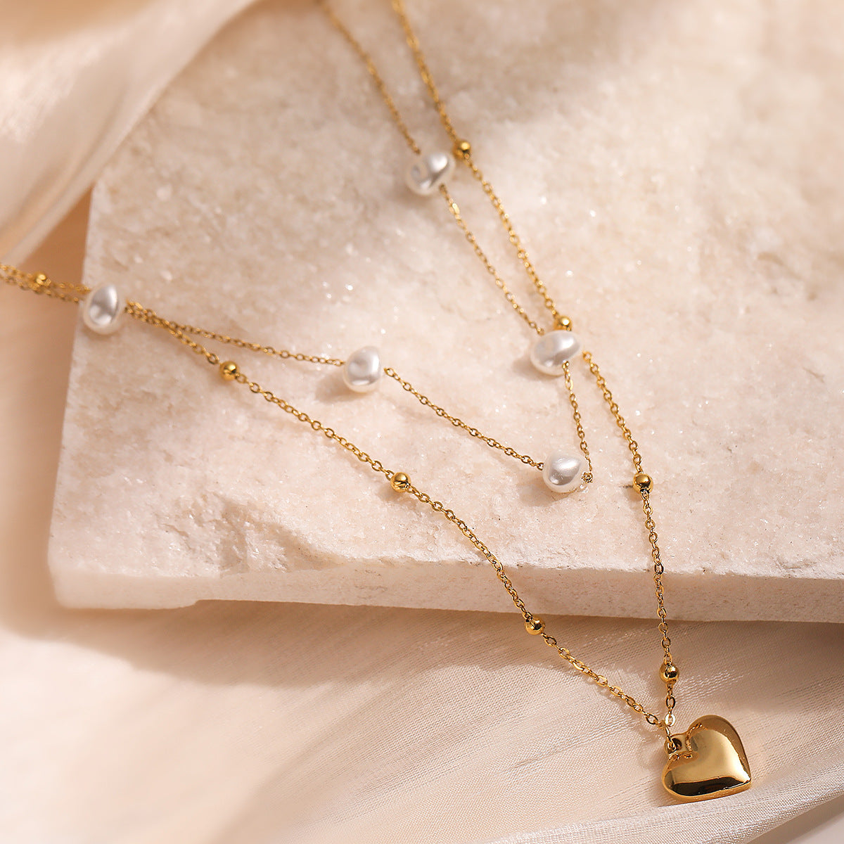 Collana con ciondolo a cuore minimalista in acciaio inossidabile con accenti di perle da donna, catena a doppio strato alla clavicola
