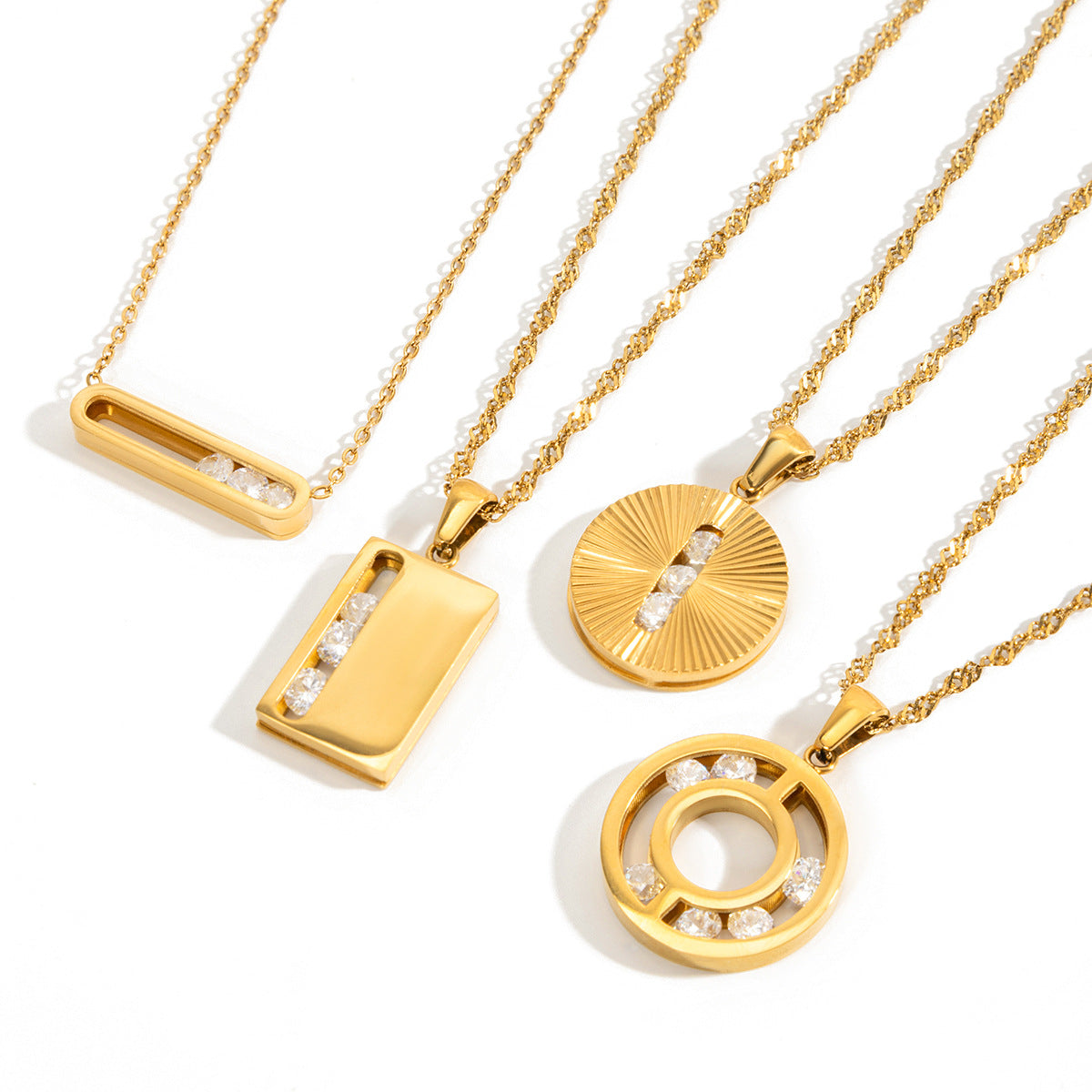 Collana con Pendente Geometrico in Acciaio Inossidabile con Ciondolo in Acciaio al Titanio e Finitura Placcata per Donna