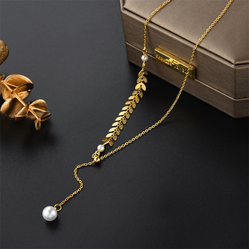 Elegante collar de clavícula con espiga de trigo y colgante de perla en cadena ondulada de acero de titanio con baño de oro para mujer